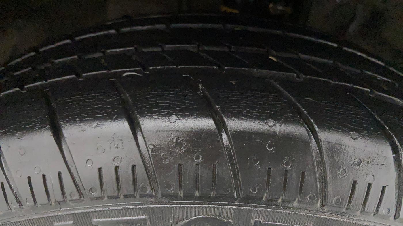 2014 Honda City V MT PETROL, CNG, Manual, 91,117 km, Left Front Tyre Tread
