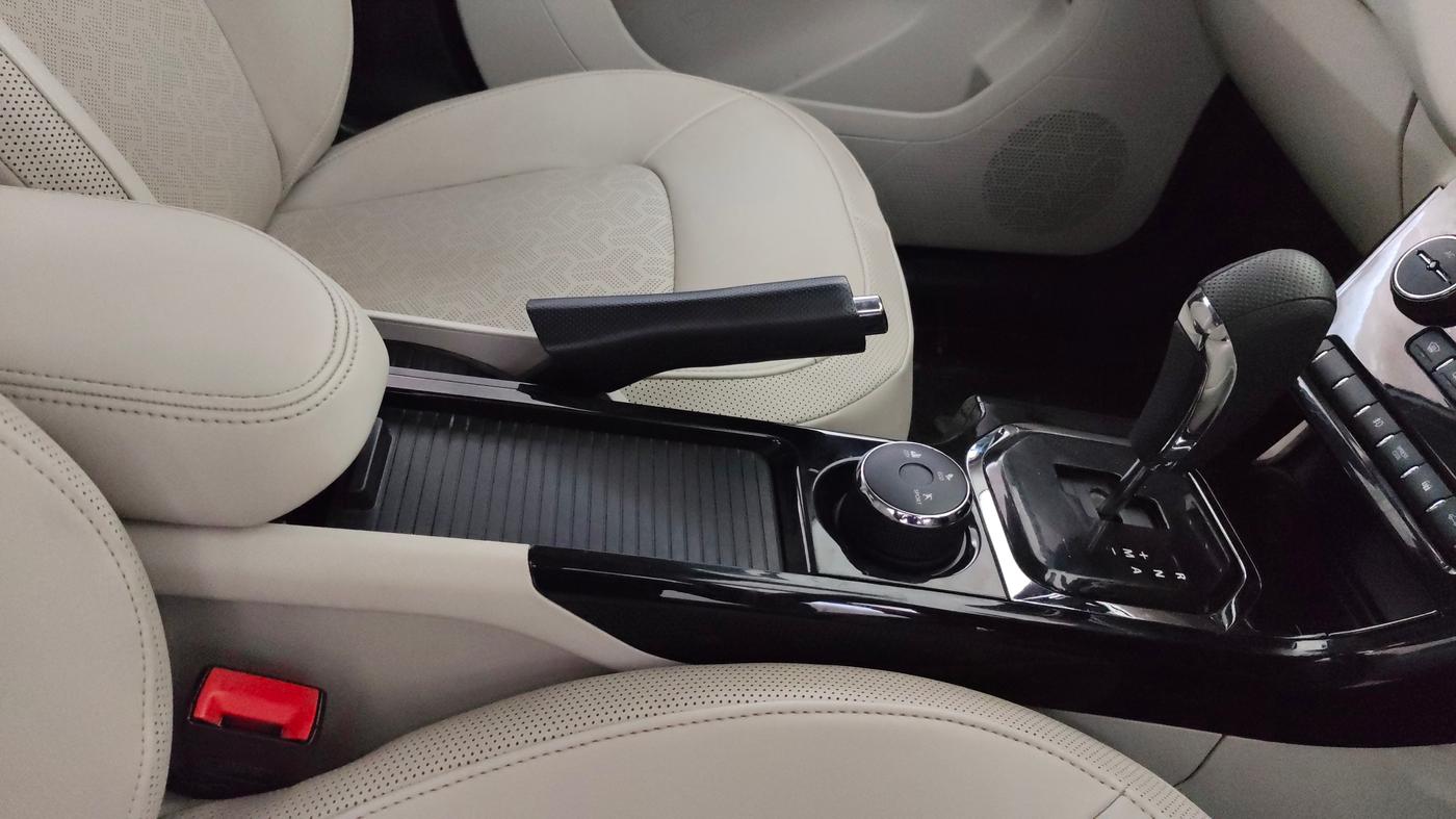 2022 Tata NEXON XZA PLUS (PREMIUM) KAZIRANGA PETROL, Petrol, Automatic, 58,444 km, Gear Lever