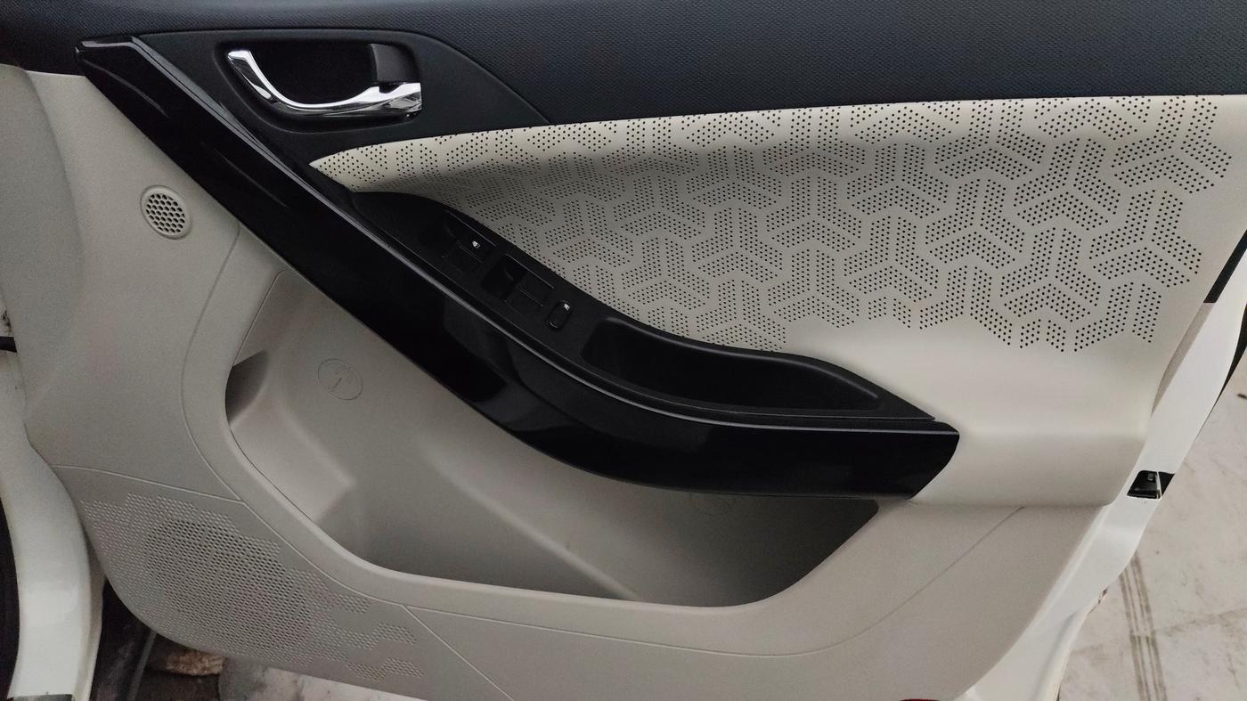 2022 Tata NEXON XZA PLUS (PREMIUM) KAZIRANGA PETROL, Petrol, Automatic, 58,444 km, Driver Side Door Panels Control