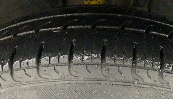 2018 Renault Kwid RXT 1.0 AMT (O), Petrol, Automatic, 33,105 km, Right Front Tyre Tread