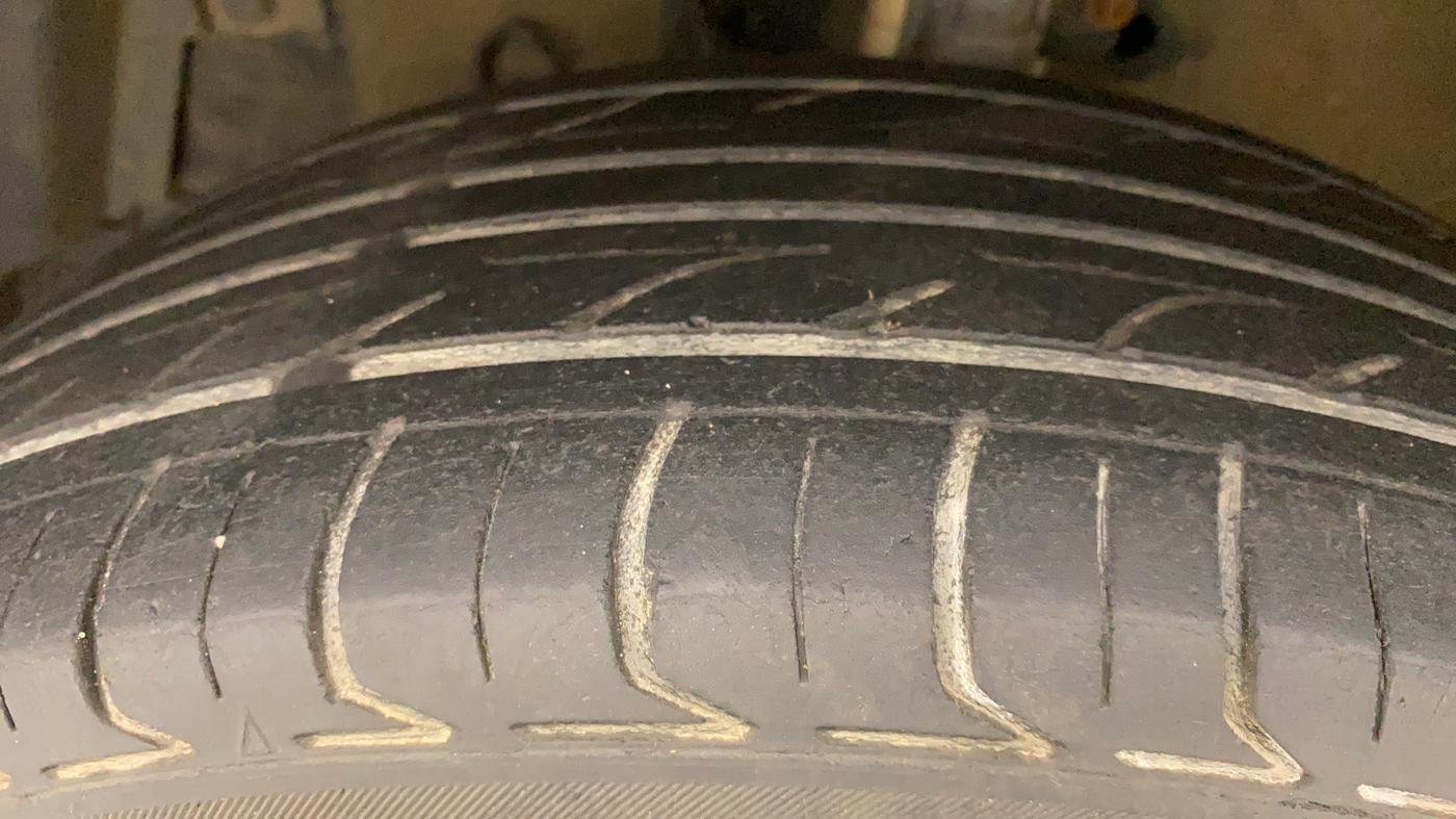 2014 Maruti Swift ZXI, Petrol, Manual, 1,38,222 km, Left Front Tyre Tread