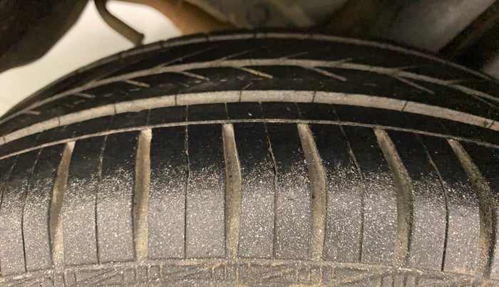 2014 Maruti Swift ZXI, Petrol, Manual, 1,38,222 km, Right Rear Tyre Tread