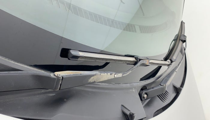 2014 Maruti Swift ZXI, Petrol, Manual, 1,38,222 km, Front windshield - Wiper Blade Broken/Rusted