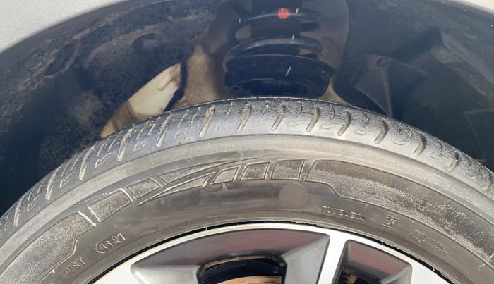 2021 Mahindra XUV300 W8 (O) 1.5 DIESEL, Diesel, Manual, 22,665 km, Left Front Tyre Tread