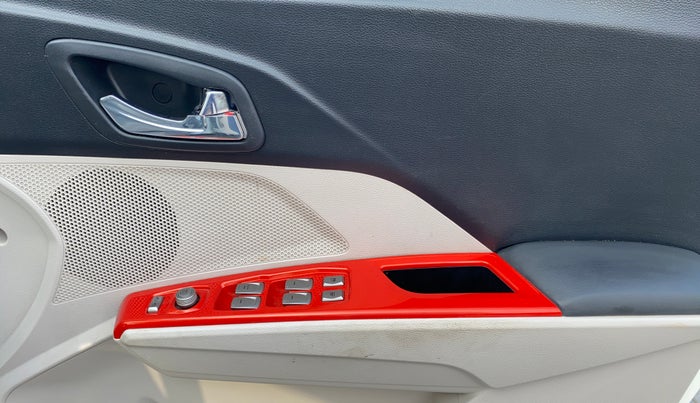 2021 Mahindra XUV300 W8 (O) 1.5 DIESEL, Diesel, Manual, 22,665 km, Driver Side Door Panels Control
