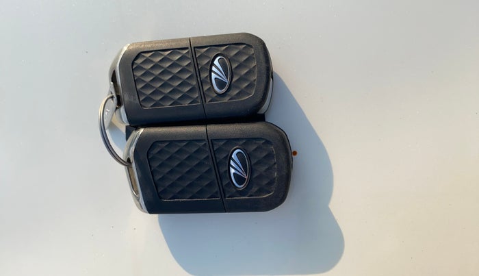 2021 Mahindra XUV300 W8 (O) 1.5 DIESEL, Diesel, Manual, 22,665 km, Key Close Up
