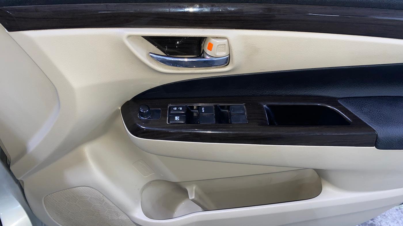 2017 Maruti Ciaz DELTA DIESEL 1.3, Diesel, Manual, 96,465 km, Driver Side Door Panels Control