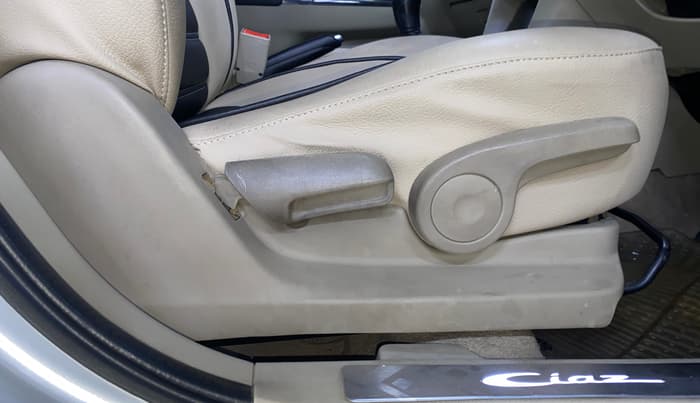 2017 Maruti Ciaz DELTA DIESEL 1.3, Diesel, Manual, 96,465 km, Driver Side Adjustment Panel