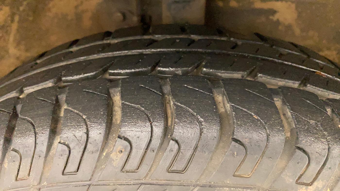 2017 Maruti Wagon R 1.0 VXI AMT, Petrol, Automatic, 24,034 km, Right Front Tyre Tread
