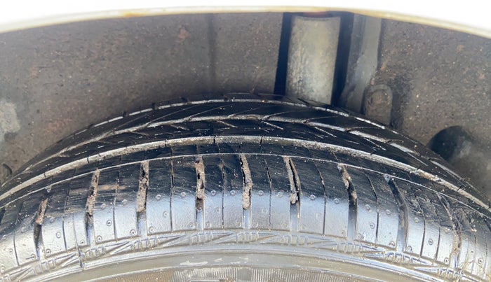 2016 Maruti Ertiga VXI, Petrol, Manual, 28,858 km, Left Rear Tyre Tread