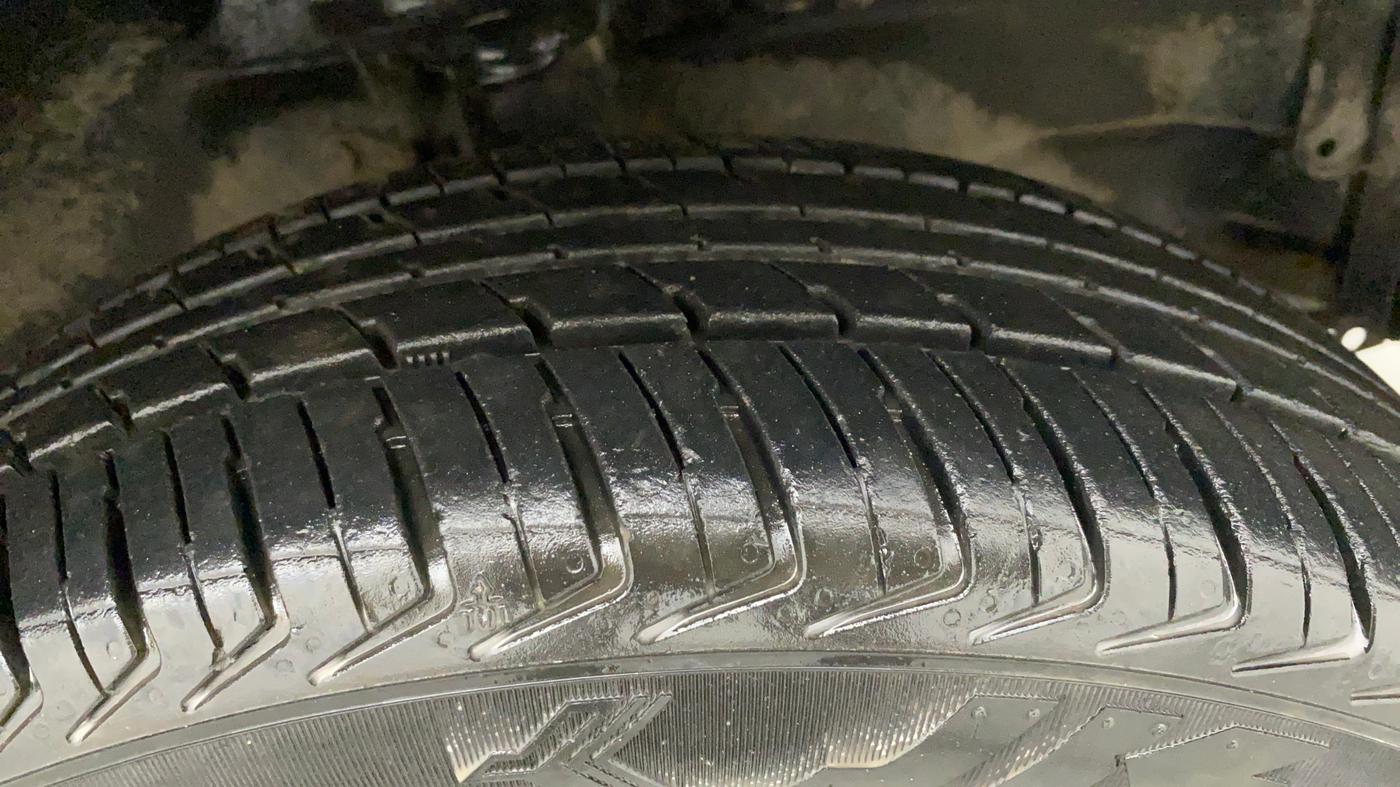 2011 Maruti Wagon R 1.0 VXI, Petrol, Manual, 43,437 km, Right Front Tyre Tread