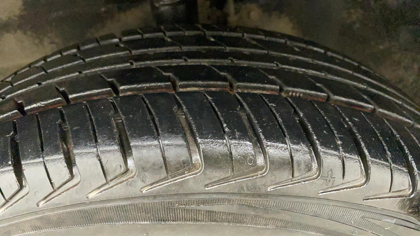 2011 Maruti Wagon R 1.0 VXI, Petrol, Manual, 43,437 km, Left Front Tyre Tread