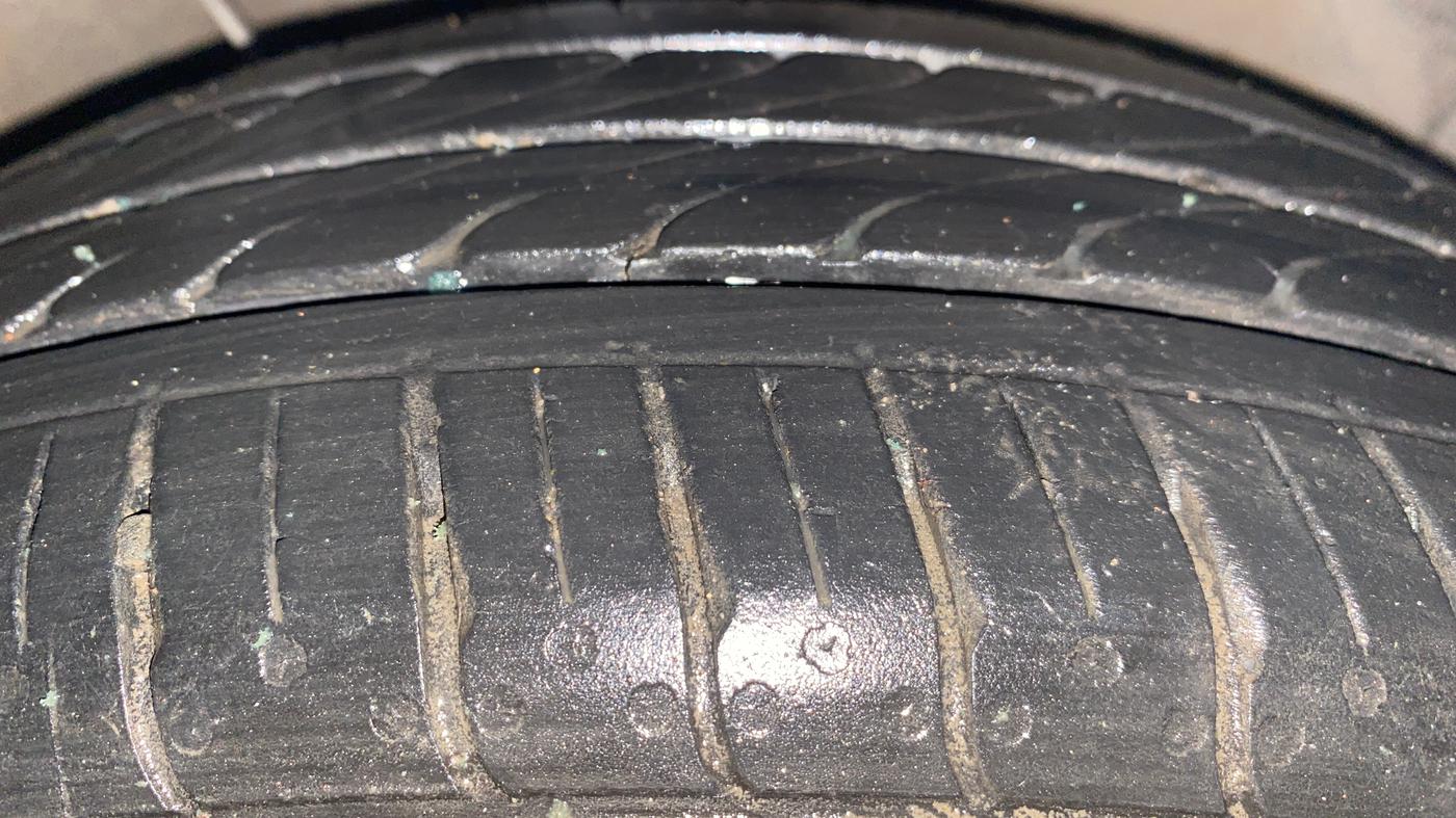 2021 Hyundai AURA SX 1.2, Petrol, Manual, 35,273 km, Right Front Tyre Tread