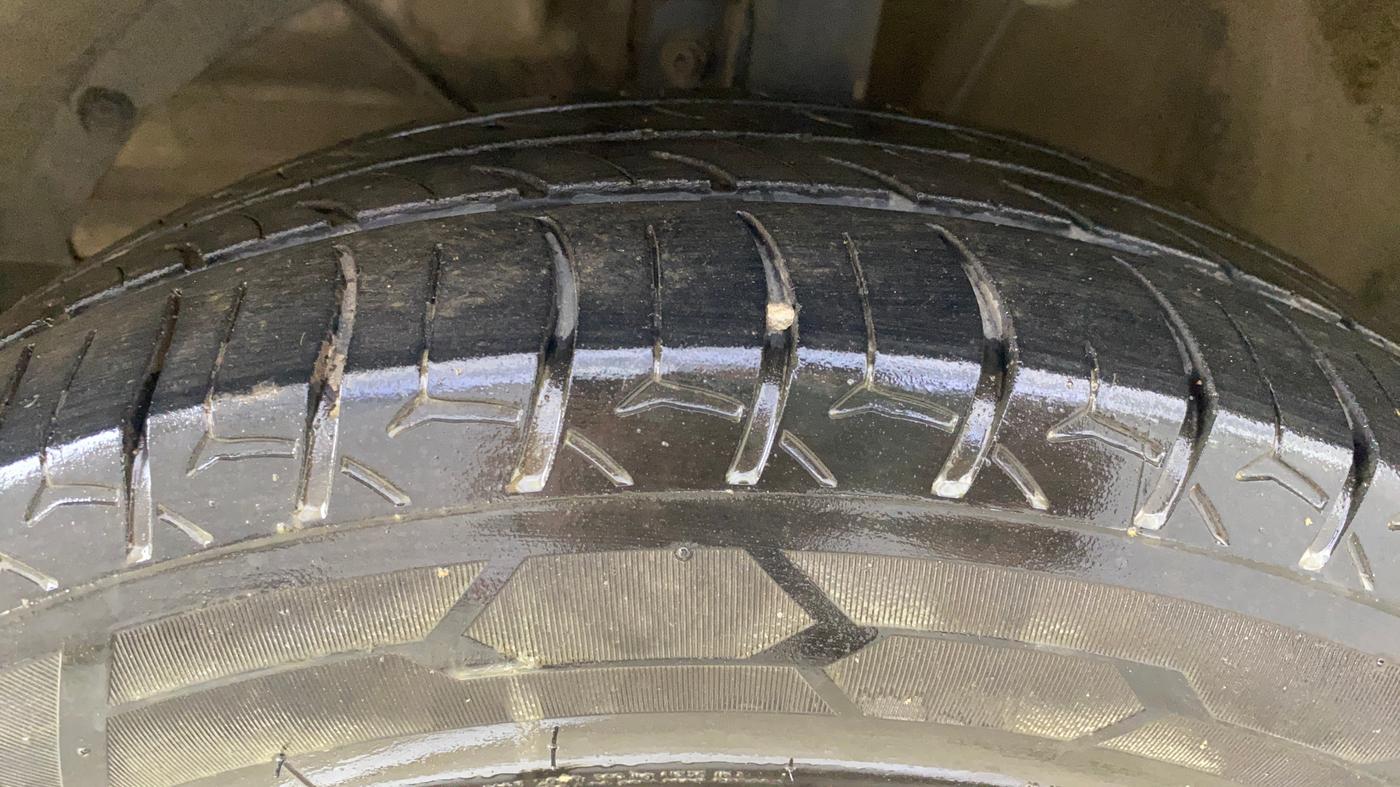 2021 Maruti Ertiga VXI AT SHVS, Petrol, Automatic, 1,37,349 km, Left Front Tyre Tread