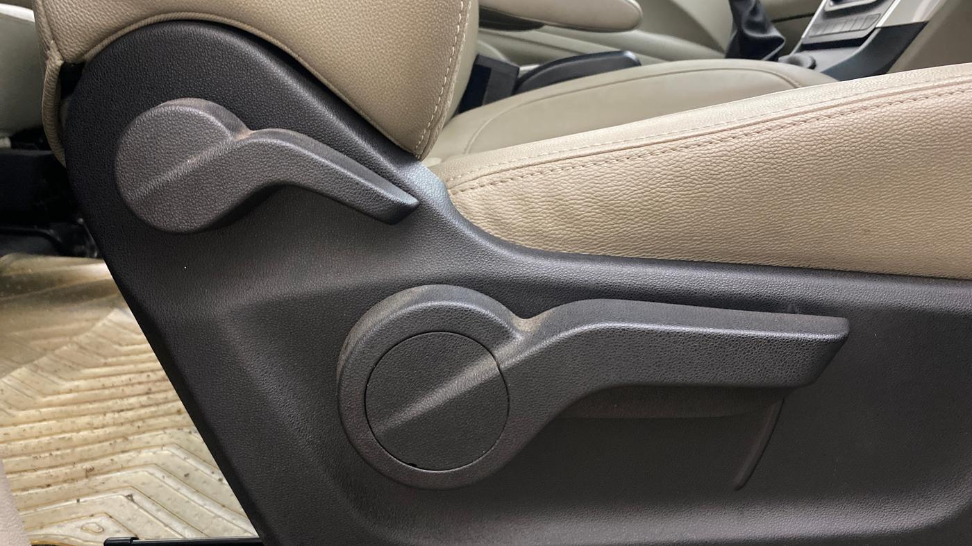 2018 Mahindra MARAZZO M8 7 STR, Diesel, Manual, 1,16,231 km, Driver Side Adjustment Panel