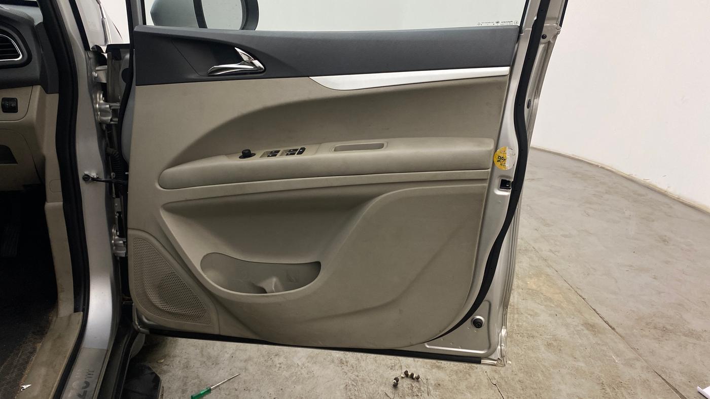 2018 Mahindra MARAZZO M8 7 STR, Diesel, Manual, 1,16,231 km, Driver Side Door Panels Control