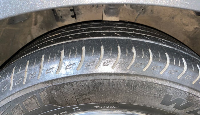 2022 KIA CARENS LUXURY PLUS 1.4 PETROL 7 STR, Petrol, Manual, 28,087 km, Left Front Tyre Tread