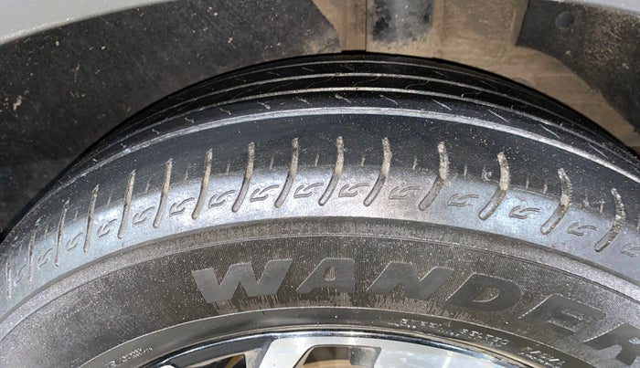 2022 KIA CARENS LUXURY PLUS 1.4 PETROL 7 STR, Petrol, Manual, 28,087 km, Left Rear Tyre Tread