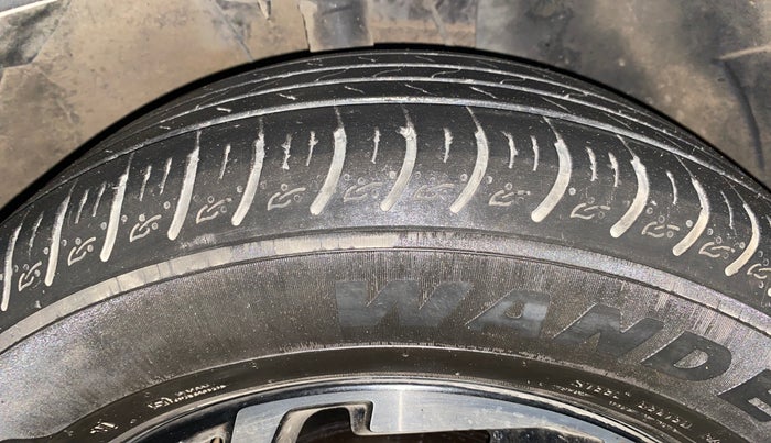 2022 KIA CARENS LUXURY PLUS 1.4 PETROL 7 STR, Petrol, Manual, 28,087 km, Right Front Tyre Tread