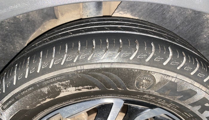 2022 KIA CARENS LUXURY PLUS 1.4 PETROL 7 STR, Petrol, Manual, 28,087 km, Right Rear Tyre Tread