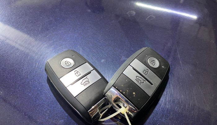 2022 KIA CARENS LUXURY PLUS 1.4 PETROL 7 STR, Petrol, Manual, 28,087 km, Key Close Up