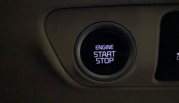 2022 KIA CARENS LUXURY PLUS 1.4 PETROL 7 STR, Petrol, Manual, 28,087 km, Keyless Start/ Stop Button