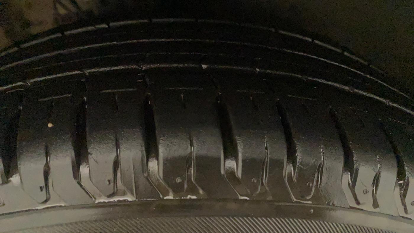 2017 Volkswagen Vento HIGHLINE PLUS 1.2 AT 16 ALLOY, Petrol, Automatic, 49,873 km, Right Front Tyre Tread