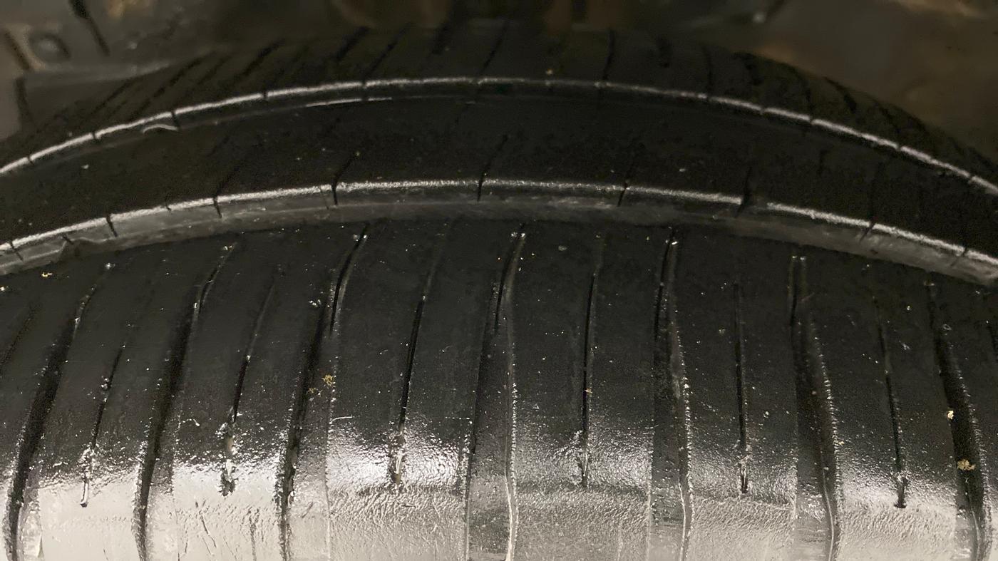 2014 Maruti Swift Dzire ZDI, Diesel, Manual, 98,087 km, Left Front Tyre Tread