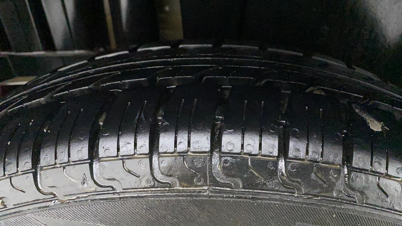 2014 Maruti Swift VXI, Petrol, Manual, 44,292 km, Right Rear Tyre Tread