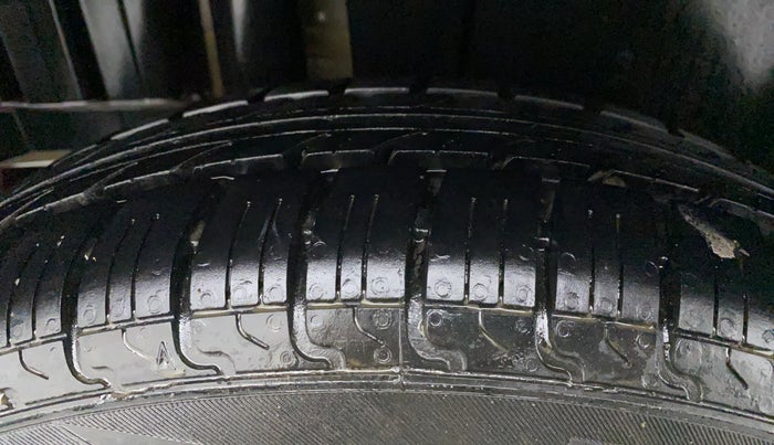 2014 Maruti Swift VXI, Petrol, Manual, 44,292 km, Right Rear Tyre Tread