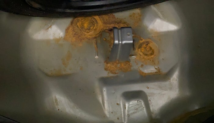 2014 Maruti Swift VXI, Petrol, Manual, 44,292 km, Boot floor - Slight discoloration