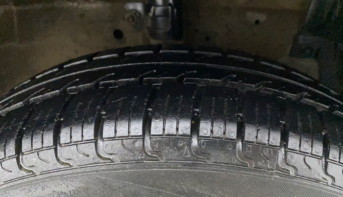 2014 Maruti Swift VXI, Petrol, Manual, 44,292 km, Right Front Tyre Tread