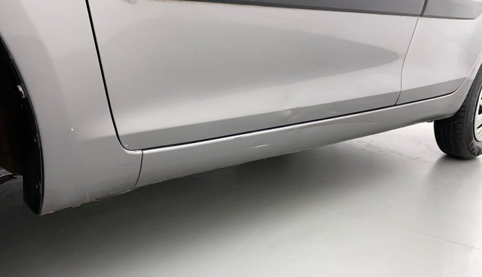 2014 Maruti Swift VXI, Petrol, Manual, 44,292 km, Left running board - Minor scratches