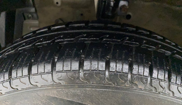 2014 Maruti Swift VXI, Petrol, Manual, 44,292 km, Left Front Tyre Tread