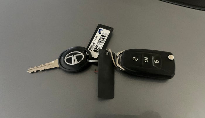 2019 Tata Tiago XZ PLUS PETROL, CNG, Manual, 93,989 km, Key Close Up
