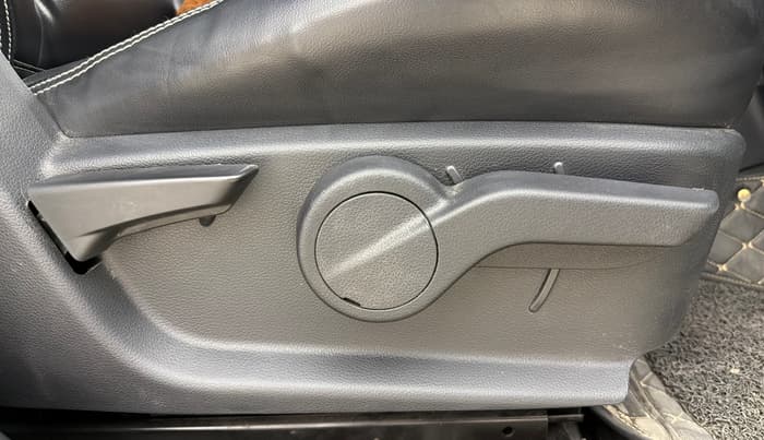 2021 Mahindra Thar LX PETROL HT 4WD AT, Petrol, Automatic, 14,975 km, Driver Side Adjustment Panel
