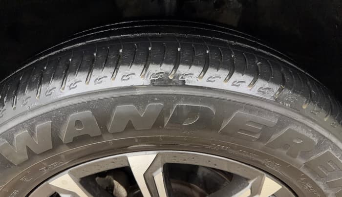 2023 Mahindra XUV700 AX 7 LUXURY D MT 7 STR, Diesel, Manual, 34,049 km, Left Front Tyre Tread