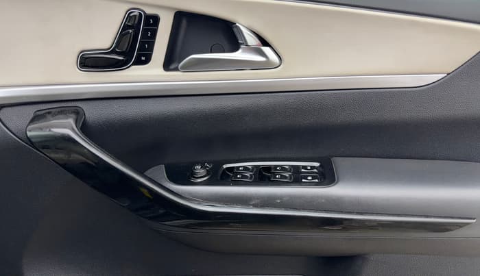 2023 Mahindra XUV700 AX 7 LUXURY D MT 7 STR, Diesel, Manual, 34,049 km, Driver Side Door Panels Control
