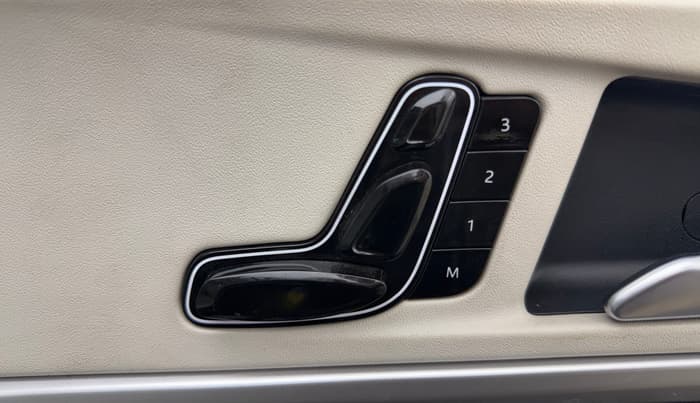 2023 Mahindra XUV700 AX 7 LUXURY D MT 7 STR, Diesel, Manual, 34,049 km, Driver Side Adjustment Panel