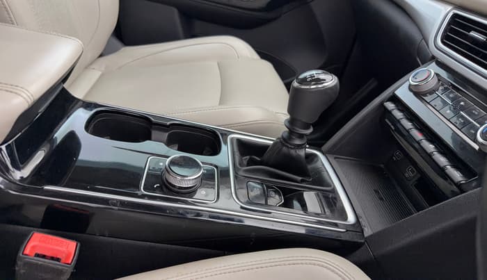 2023 Mahindra XUV700 AX 7 LUXURY D MT 7 STR, Diesel, Manual, 34,049 km, Gear Lever