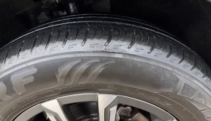 2023 Mahindra XUV700 AX 7 LUXURY D MT 7 STR, Diesel, Manual, 34,049 km, Right Front Tyre Tread