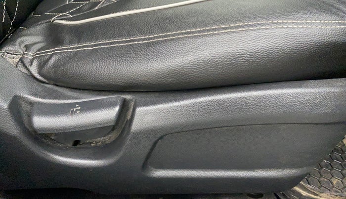 2017 Hyundai Elite i20 MAGNA EXECUTIVE 1.2, Petrol, Manual, 84,181 km, Driver Side Adjustment Panel