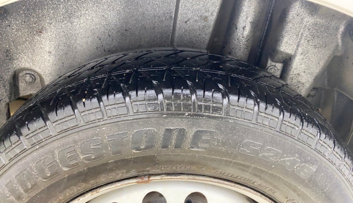 2016 Maruti Swift LXI, Petrol, Manual, 1,42,033 km, Left Rear Tyre Tread