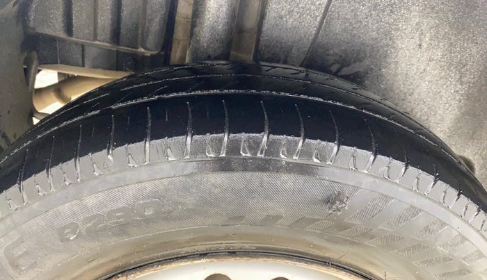 2016 Maruti Swift LXI, Petrol, Manual, 1,42,033 km, Right Rear Tyre Tread
