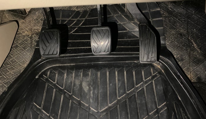 2019 Maruti Ciaz ALPHA 1.5 SHVS PETROL, Petrol, Manual, 42,420 km, Pedals