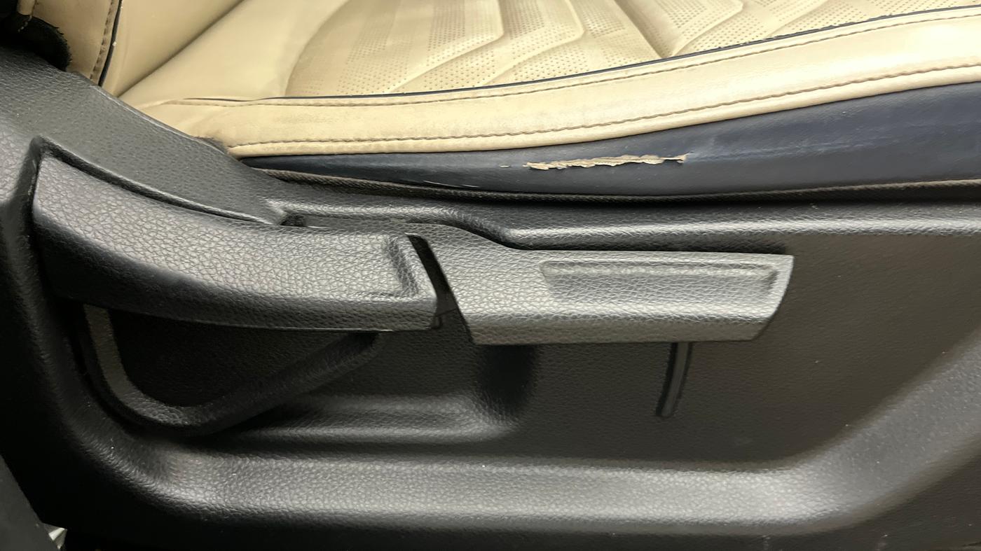 2022 KIA CARENS LUXURY PLUS 1.5 DIESEL AT 7 STR, Diesel, Automatic, 77,510 km, Driver Side Adjustment Panel