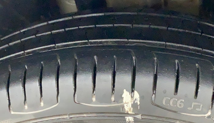 2018 Renault Kwid 1.0 RXT Opt, Petrol, Manual, 81,825 km, Right Front Tyre Tread
