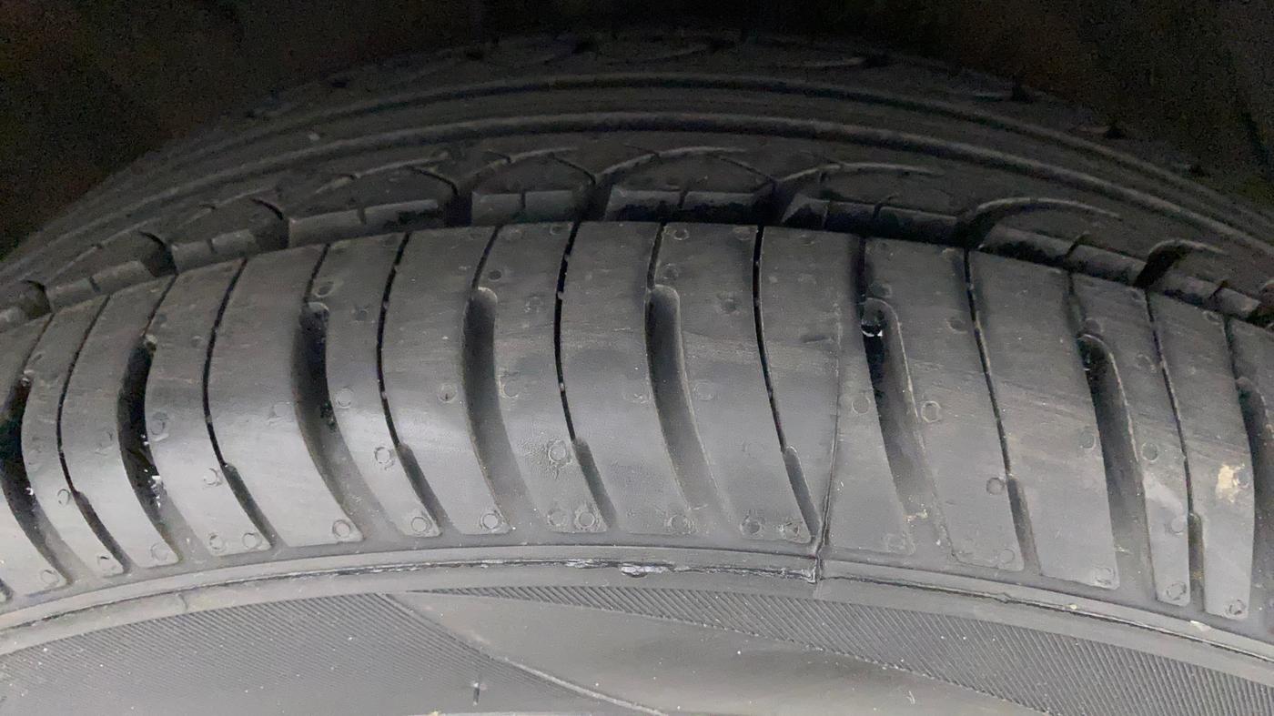 2012 Hyundai i20 ASTA 1.2, CNG, Manual, 66,935 km, Right Front Tyre Tread