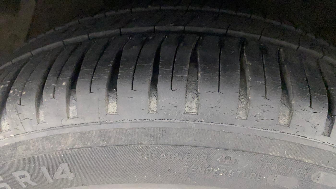 2012 Hyundai i20 ASTA 1.2, CNG, Manual, 66,935 km, Left Front Tyre Tread