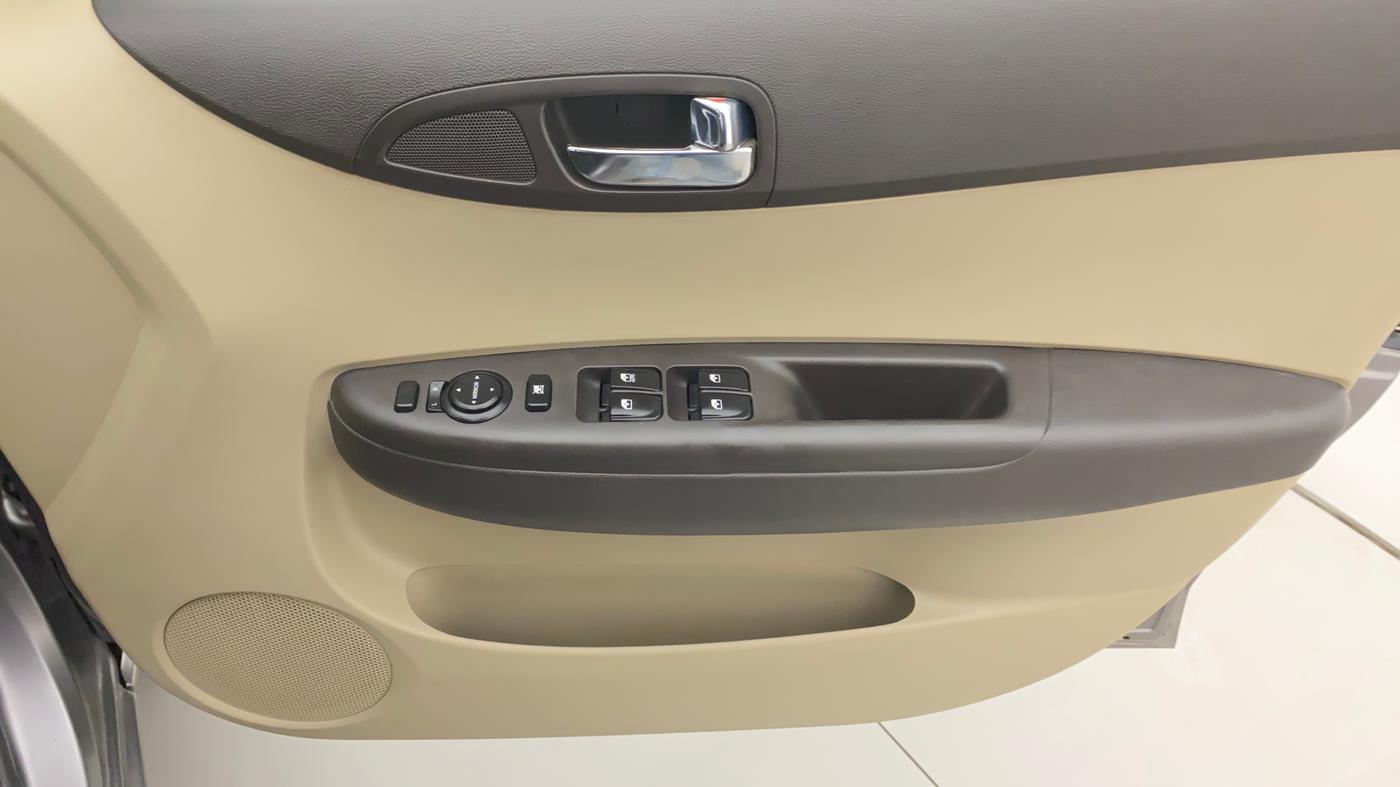 2012 Hyundai i20 ASTA 1.2, CNG, Manual, 66,935 km, Driver Side Door Panels Control